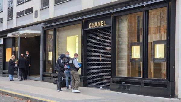 تلاش ناموفق برای دزدی بوتیک شنل در پاریس با اسکوتر - اسپوتنیک افغانستان  