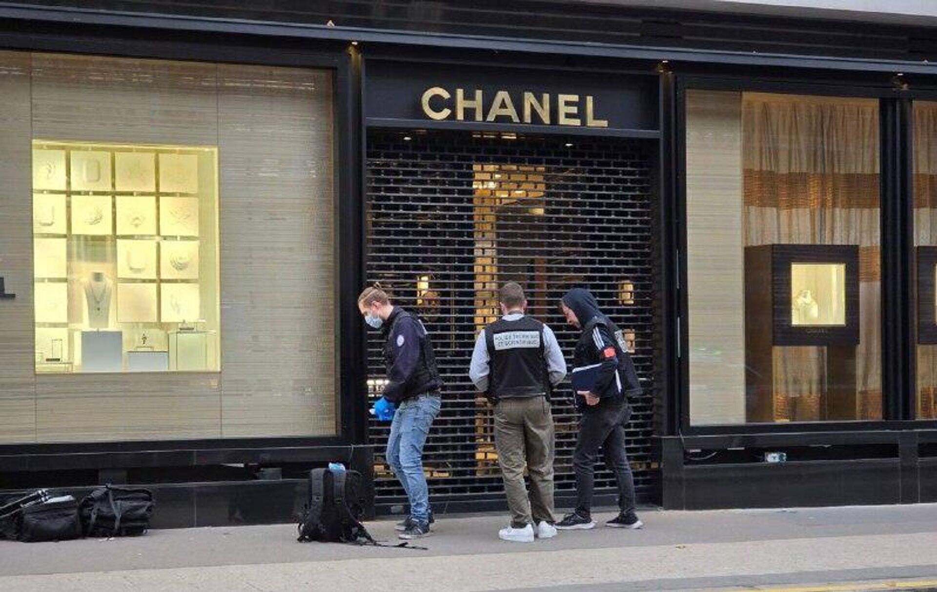 تلاش ناموفق برای دزدی بوتیک شنل در پاریس با اسکوتر تلاش ناموفق برای دزدی بوتیک شنل در پاریس با اسکوتر - اسپوتنیک افغانستان , 1920, 16.11.2025