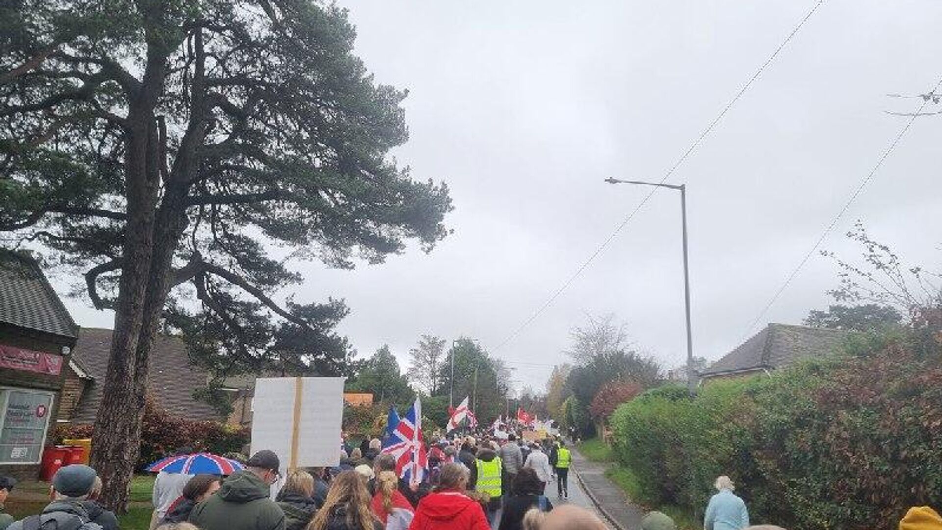 هزاران نفر در ساسکس شرقی علیه طرح اردوگاه پناهندگان با شعار مرگ براستارمر اعتراض کردند هزاران نفر در ساسکس شرقی علیه طرح اردوگاه پناهندگان با شعار مرگ براستارمر اعتراض کردند - اسپوتنیک افغانستان , 1920, 16.11.2025