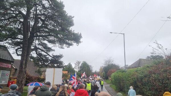 هزاران نفر در ساسکس شرقی علیه طرح اردوگاه پناهندگان با شعار مرگ براستارمر اعتراض کردند - اسپوتنیک افغانستان  