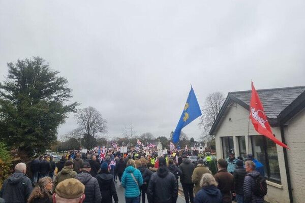 هزاران نفر در ساسکس شرقی علیه طرح اردوگاه پناهندگان با شعار مرگ براستارمر اعتراض کردند هزاران نفر در ساسکس شرقی علیه طرح اردوگاه پناهندگان با شعار مرگ براستارمر اعتراض کردند - اسپوتنیک افغانستان