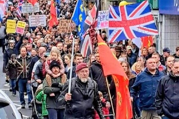 هزاران نفر در ساسکس شرقی علیه طرح اردوگاه پناهندگان با شعار مرگ براستارمر اعتراض کردند هزاران نفر در ساسکس شرقی علیه طرح اردوگاه پناهندگان با شعار مرگ براستارمر اعتراض کردند - اسپوتنیک افغانستان