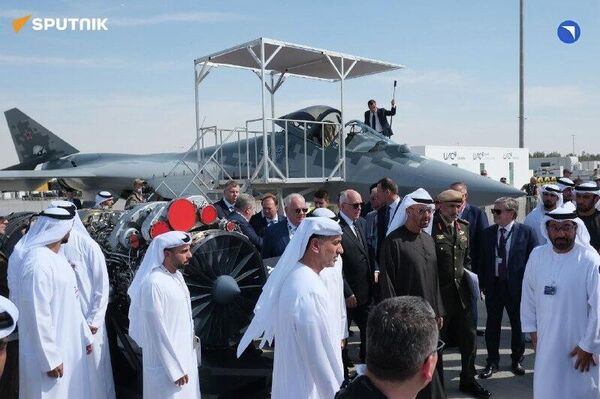 رئیس جمهور امارات از جنگنده های روسی در نمایشگاه دبی دیدن کرد - اسپوتنیک افغانستان  