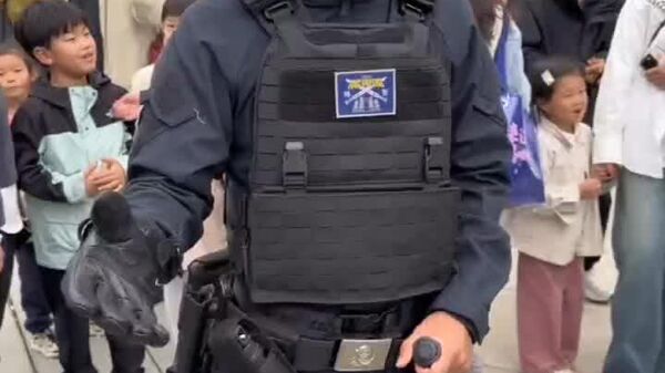 دستکش شوک؛ ابزار جدید پلیس چین برای حفظ نظم عامه - اسپوتنیک افغانستان  