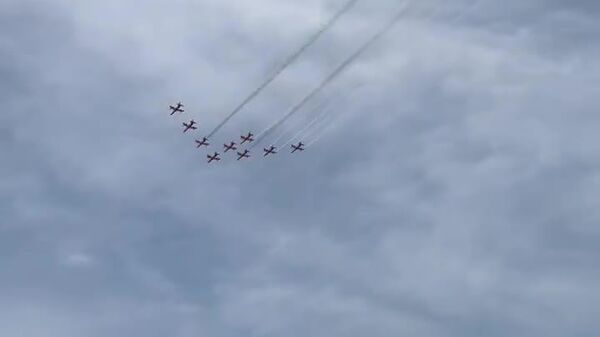 نمایش مهارت‌های پروازی تیم آکروباتیک هندی «سوریاکران» در نمایشگاه هوایی دبی 2025 - اسپوتنیک افغانستان  