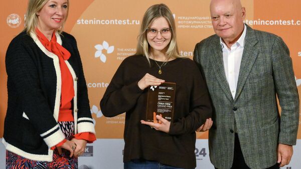 Победительница фотоконкурса имени Андрея Стенина Екатерина Якель с Марией Захаровой и Дмитрием Киселевым - اسپوتنیک افغانستان  