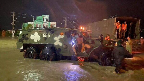 ویتنام از نفربرهای زرهی BTR-152 ساخت شوروی برای نجات مردم از سیل استفاده میکند ویتنام از نفربرهای زرهی BTR-152 ساخت شوروی برای نجات مردم از سیل استفاده میکند - اسپوتنیک افغانستان