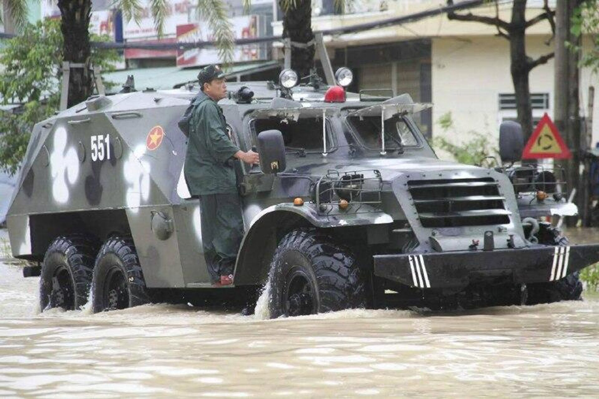 ویتنام از نفربرهای زرهی BTR-152 ساخت شوروی برای نجات مردم از سیل استفاده می‌کند - اسپوتنیک افغانستان  , 1920, 20.11.2025