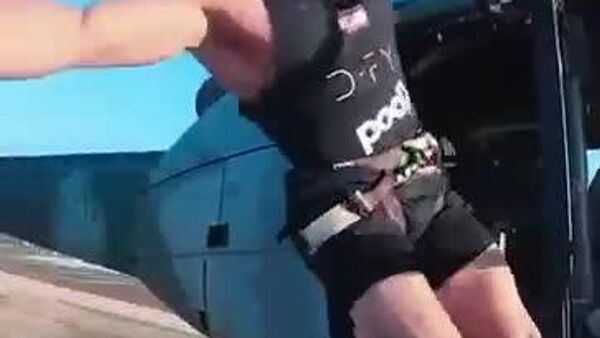 رکورد شگفت‌انگیز یک لبنانی: 21 ثانیه نگهداری پرچم روی بالگرد در حال پرواز - اسپوتنیک افغانستان  