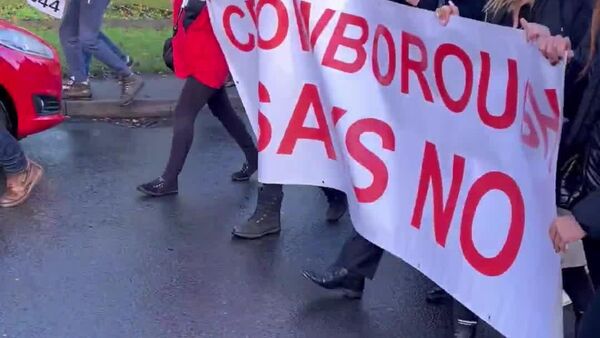 اعتراض صدها نفر در ساسکس شرقی بریتانیا علیه جابجایی مهاجران در اردوگاه ارتش - اسپوتنیک افغانستان  