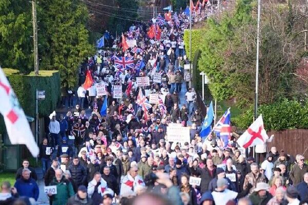 اعتراض صدها نفر در ساسکس شرقی بریتانیا علیه جابجایی مهاجران در اردوگاه ارتش - اسپوتنیک افغانستان  