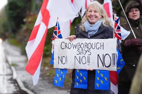 اعتراض صدها نفر در ساسکس شرقی بریتانیا علیه جابجایی مهاجران در اردوگاه ارتش - اسپوتنیک افغانستان  