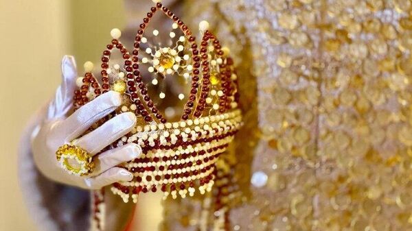 ساخت کلاه زنانه سنتی کوکوشنیک با استفاده از کهربای 50 میلیون ساله در روسیه - اسپوتنیک افغانستان  