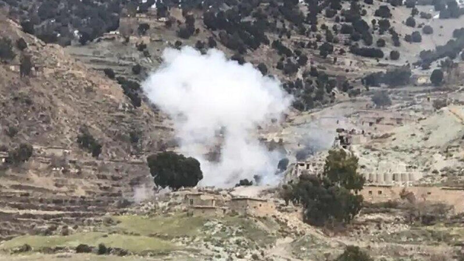 مجاهد: در حملهی هوایی پاکستان در خوست نُه کودک و یک زن کشته شدند مجاهد: در حملهی هوایی پاکستان در خوست نُه کودک و یک زن کشته شدند - اسپوتنیک افغانستان , 1920, 25.11.2025