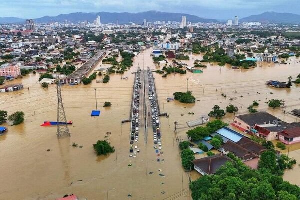 سیل شدید در جنوب تایلند خانهها را زیر آب برد سیل شدید در جنوب تایلند خانهها را زیر آب برد - اسپوتنیک افغانستان