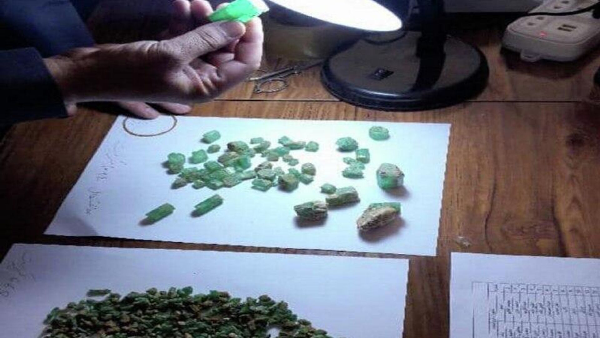 فروش زمرد پنجشیر و سنگ نفرایت کنر به ارزش 30 میلیون و 281 هزار و 247 افغانی فروش زمرد پنجشیر و سنگ نفرایت کنر به ارزش 30 میلیون و 281 هزار و 247 افغانی - اسپوتنیک افغانستان , 1920, 25.11.2025