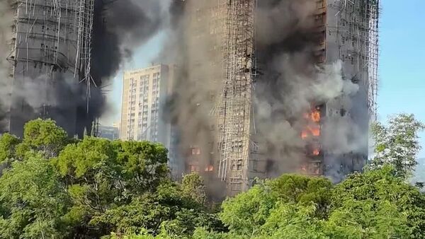 آتش‌سوزی گسترده در آسمان‌خراش‌های هنگ‌کنگ - اسپوتنیک افغانستان  