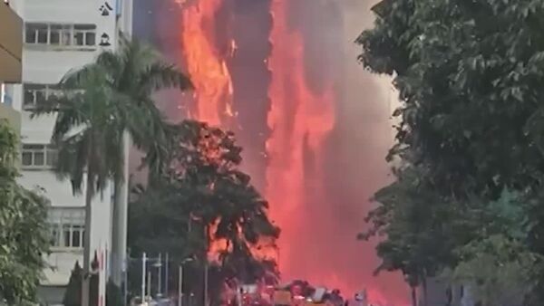 تصاویری از مبارزه برای مهار آتش‌سوزی در هنگ کنگ؛ تا کنون از کشته 13 تن خبر داده شده است - اسپوتنیک افغانستان  