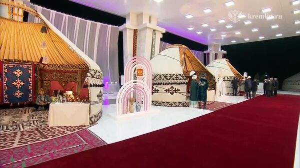 پوتین ساز سنتی قرقیزستان را نواخت - اسپوتنیک افغانستان  