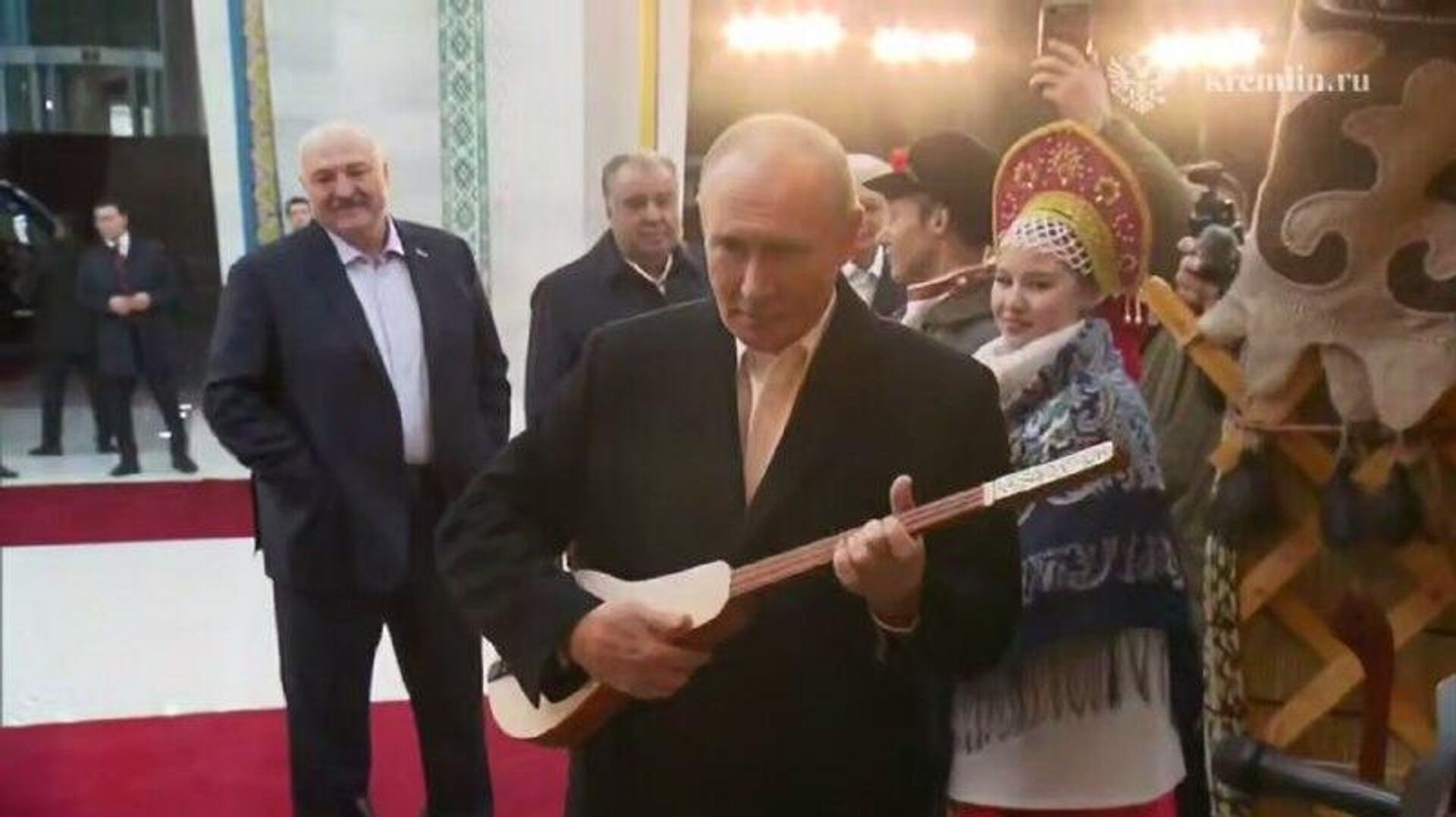 پوتین ساز سنتی قرقیزستان را نواخت - اسپوتنیک افغانستان  , 1920, 26.11.2025