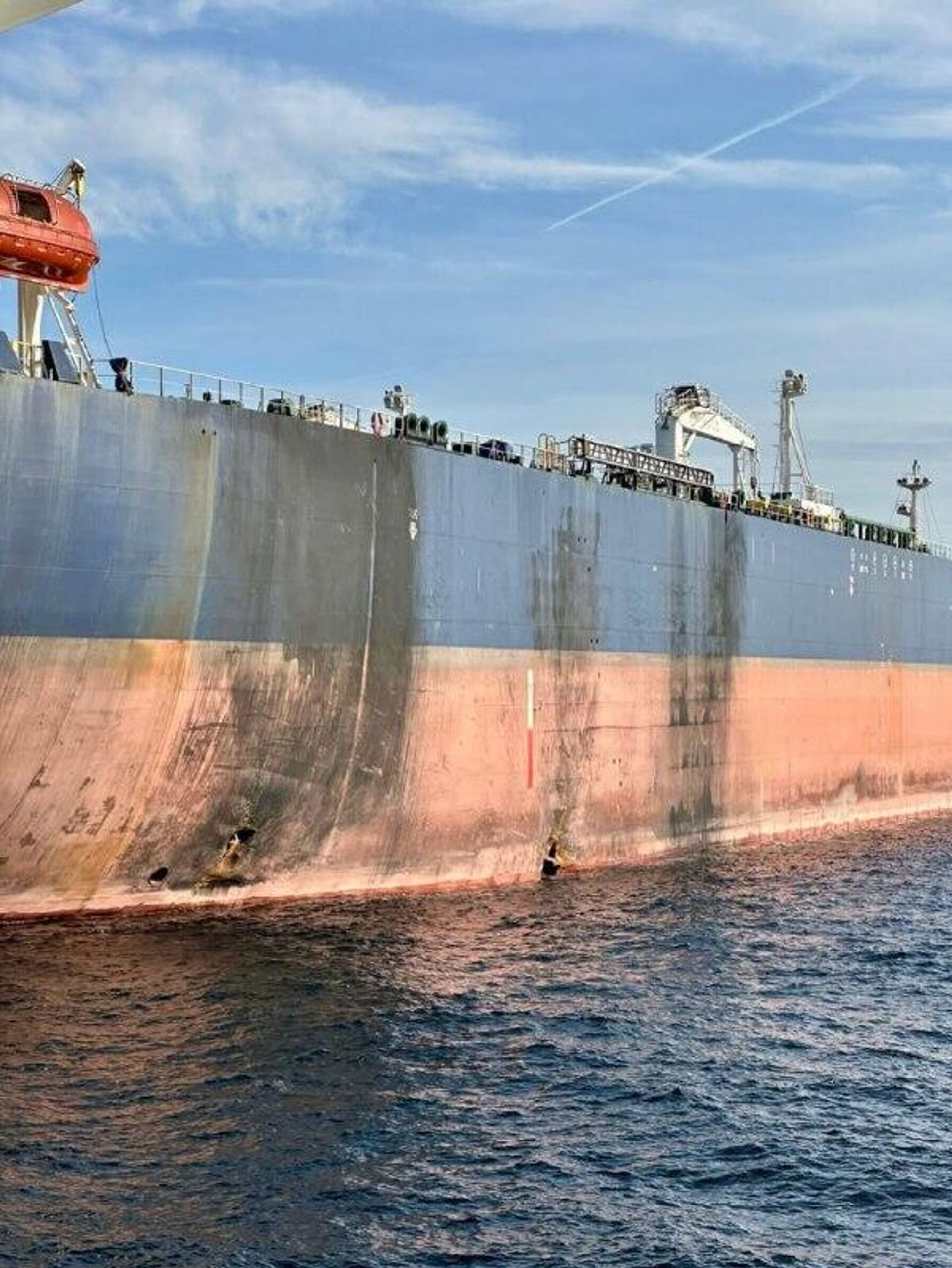 نفتکش ویرات که مورد یورش شهپاد قرار گرفته بود، به سواحل ترکیه یدک کشیده می‌شود - اسپوتنیک افغانستان  , 1920, 29.11.2025