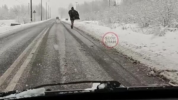 «بتمن» سوار بر اسکوتر در خیابان برفی در شهر گرودزیسک لهستان دیده شد - اسپوتنیک افغانستان  