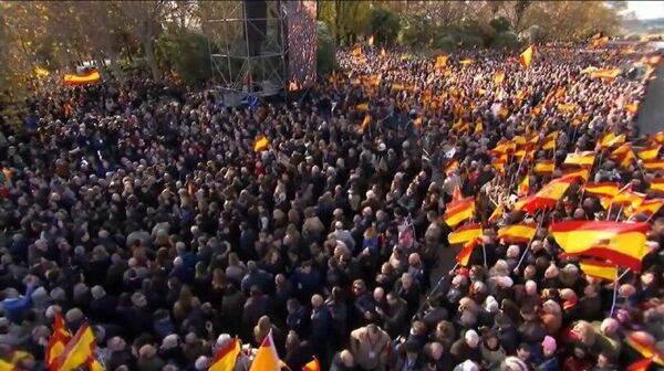 تظاهرات ده‌ها هزار نفر از ساکنان مادرید علیه دولت فاسد پدرو سانچز - اسپوتنیک افغانستان  