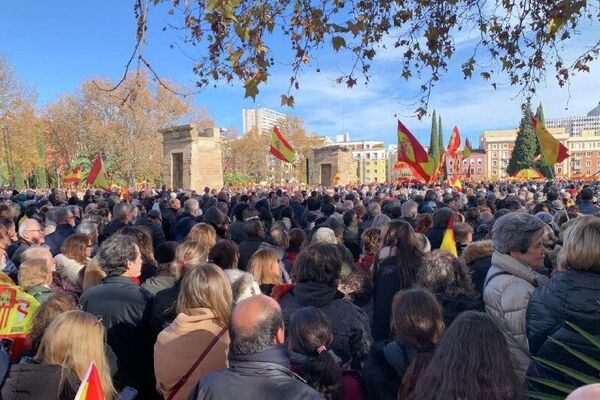 تظاهرات ده‌ها هزار نفر از ساکنان مادرید علیه دولت فاسد پدرو سانچز - اسپوتنیک افغانستان  