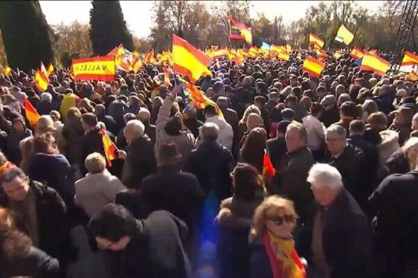 تظاهرات ده‌ها هزار نفر از ساکنان مادرید علیه دولت فاسد پدرو سانچز - اسپوتنیک افغانستان  