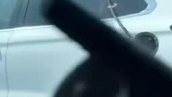 یک راننده چینی بحث‌هایی را در مورد فیزیک «موتر برقی خودشارژ» با توربین‌های بادی نصب شده روی سقف برانگیخته است - اسپوتنیک افغانستان  