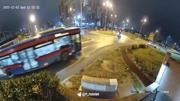 مرسدس به‌صورت خیره‌کننده‌ای از روی دو خودرو پرت شد و مستقیم به درون بوته‌ها فرود آمد - اسپوتنیک افغانستان  