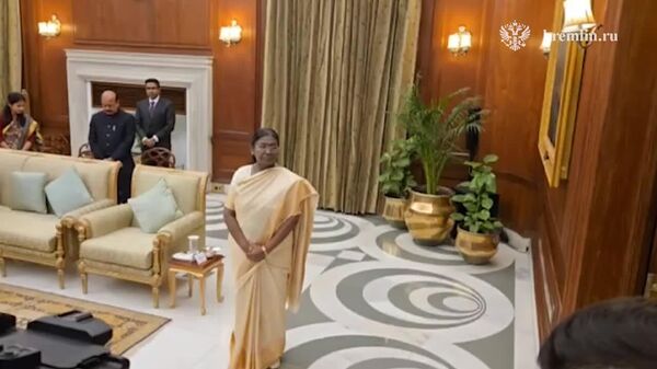 ولادیمیر پوتین با دوروپادی مورمو، رئیس‌جمهور هند، دیدار خود را آغاز کرد - اسپوتنیک افغانستان  