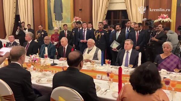 کرملین نوار دیداری جدیدی از مراسم پذیرایی رسمی که از سوی رئیس جمهور هند، مورمو، به افتخار پوتین برگزار شده بود، منتشر کرد - اسپوتنیک افغانستان  