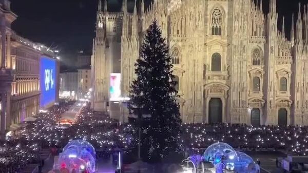 درخت کریسمسی اختصاص داده شده به المپیک 2026 در میدان دوموی میلان، روشن شد - اسپوتنیک افغانستان  