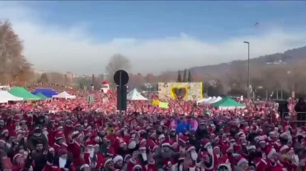 حضور 40 هزار بابانوئل در بیمارستان‌های ی تورین ایتالیا برای خوشحال کردن کودکان - اسپوتنیک افغانستان  