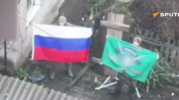 ارتش روسیه تصاویر بلند کردن پرچم سه رنگ روسیه در شهرک آزادشده روفنایا در دونتسک را به نشر رساند - اسپوتنیک افغانستان  