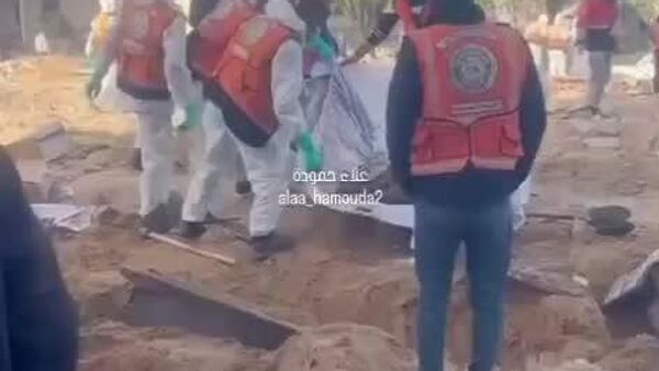 کشف 150 جسد در یک گور دسته جمعی در حیاط بیمارستان الشفاء در شهر غزه - اسپوتنیک افغانستان  