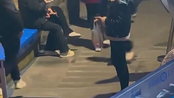 پاداش سگرت کشیدن در میان جمعیت؛ نهنگ بلوگا در چین بالای یک مرد که سگرت می‌کشید آب پاشید - اسپوتنیک افغانستان  