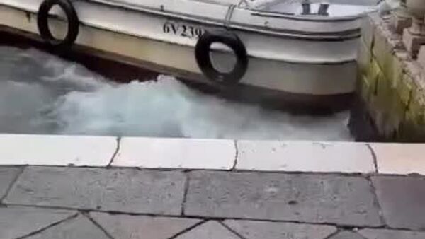 تلاش ناکام یک زن در ونیز ایتالیا برای سرقت قایق پر از بسته های پستی - اسپوتنیک افغانستان  