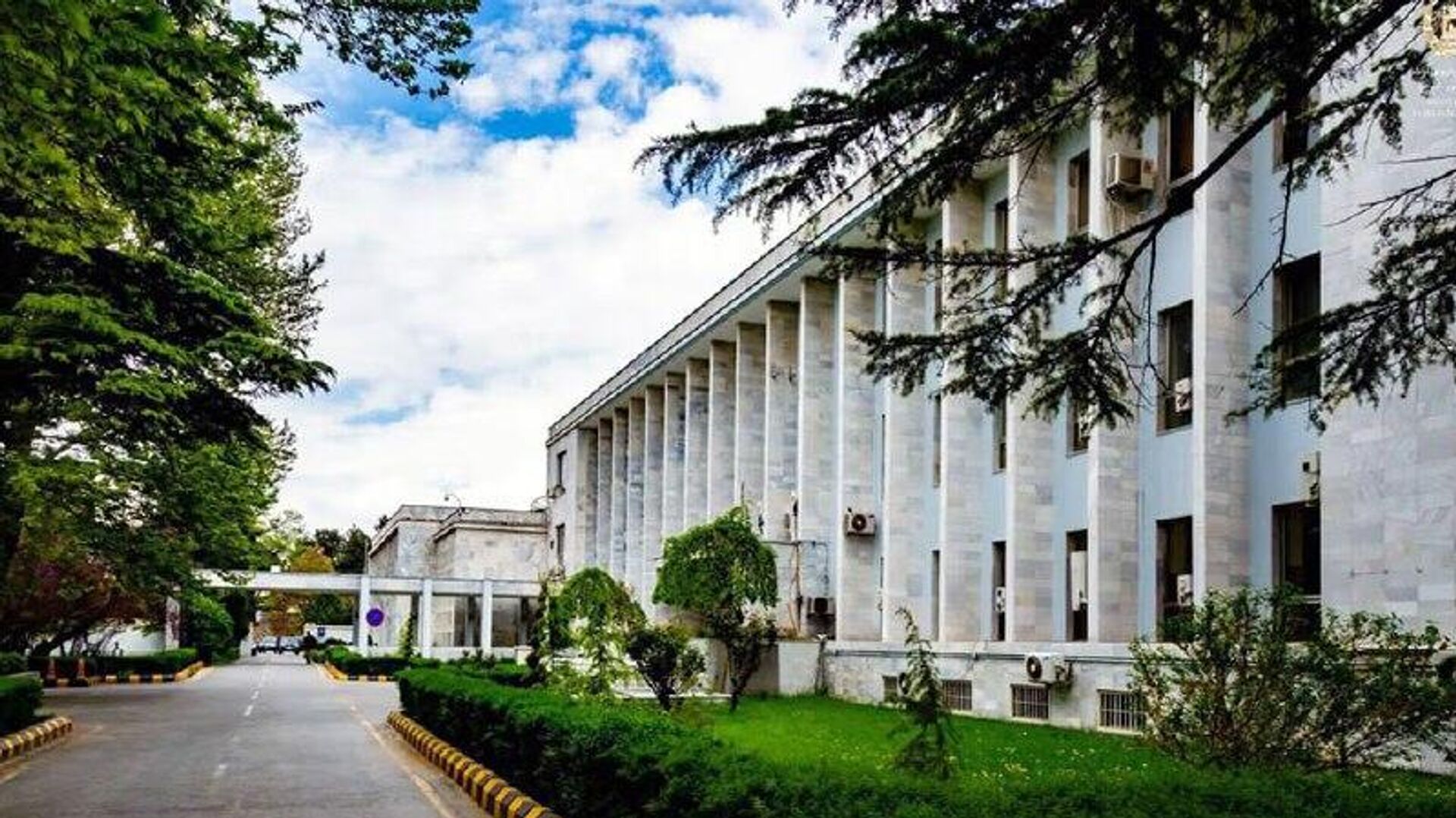 وزارت خارجه: ورود افغانهای دو تابعيتی به کشور نیازی به ویزا ندارد وزارت خارجه: ورود افغانهای دو تابعيتی به کشور نیازی به ویزا ندارد - اسپوتنیک افغانستان , 1920, 12.12.2025