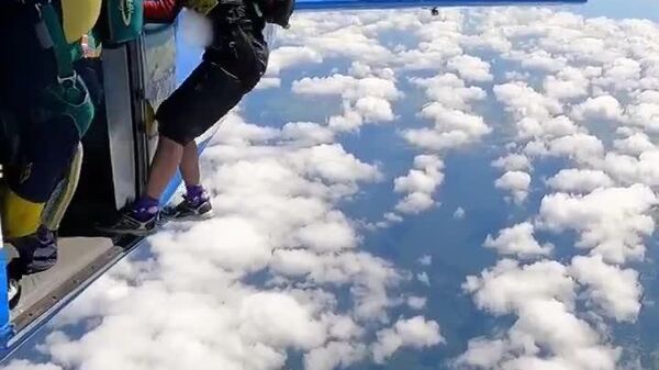 چترباز استرالیایی با بریدن 11 بند چتر نجات، از یک رویداد هوایی نجات یافت - اسپوتنیک افغانستان  