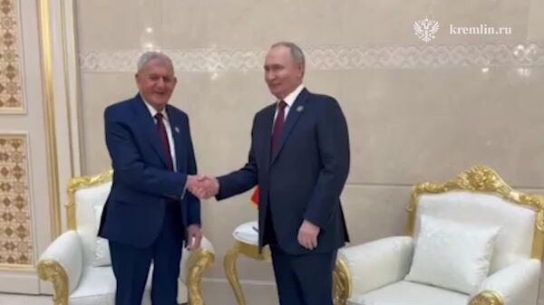 ولادیمیر پوتین با عبداللطیف رشید، رئیس‌جمهوری عراق، در عشق‌آباد دیدار کرد - اسپوتنیک افغانستان  