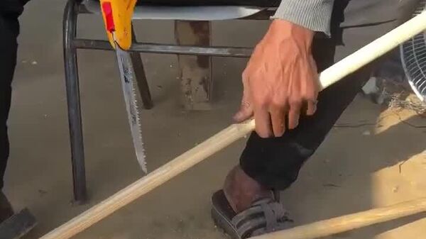 فرهوشی در آشفتگی: جوان غزه‌ای در خیمه ای خود ماشین‌لباس‌شویی ساخت - اسپوتنیک افغانستان  