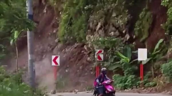 در فیلیپین موتورسواران به سختی از رانش زمین جان سالم به در بردند - اسپوتنیک افغانستان  