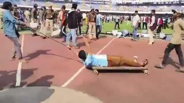 هواداران مسی در هند به دلیل آشفتگی در برنامه دیدار دست به اغتشاش زدند - اسپوتنیک افغانستان  