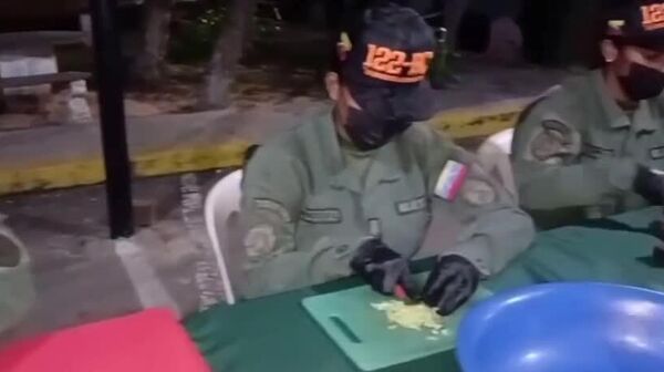 ارتش ونزوئلا نوارهای دیداری از آماده‌سازی غذای سنتی کریسمس منتشر کرد - اسپوتنیک افغانستان  