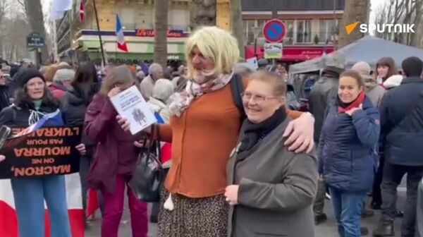 نوارهای دیداری اسپوتنیک از راهپیمایی بزرگ ضدجنگ در پاریس با شعار «ماکرون، ما برای اوکراین نمیمیریم!» - اسپوتنیک افغانستان  