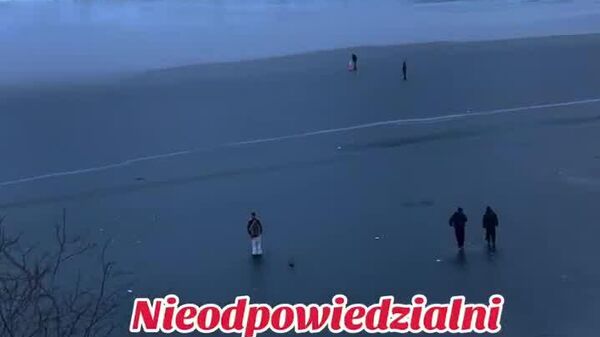 راه رفتن دو بزرگسال و یک کودک خردسال روی یخ نازک - اسپوتنیک افغانستان  