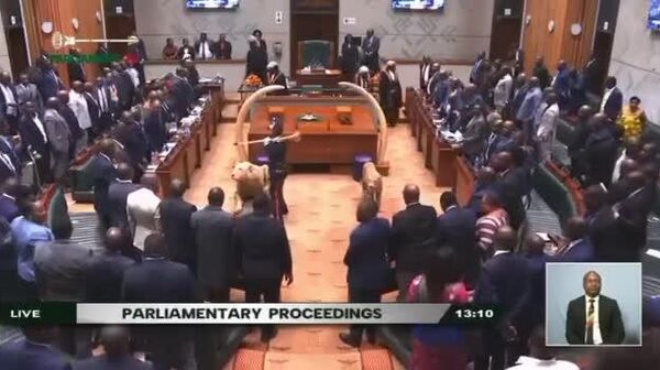 رقصیدن رئیس مجلس ملی زامبیا پس از تصویب تغییرات اساسی در قانون اساسی توسط پارلمان این کشور - اسپوتنیک افغانستان  