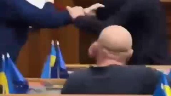 نوار دیداری از درگیری نمایندگان شورای عالی اوکراین پیش از آغاز نشست به دلیل گرفتن تریبون از سوی بزوگلایا - اسپوتنیک افغانستان  